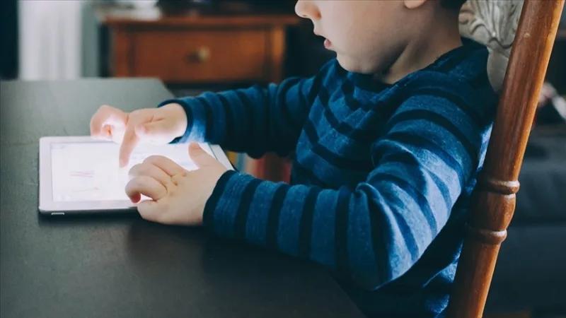 Le gouvernement britannique a publié un guide destiné aux familles visant à réduire le temps passé devant les écrans par les enfants de moins de 5 ans